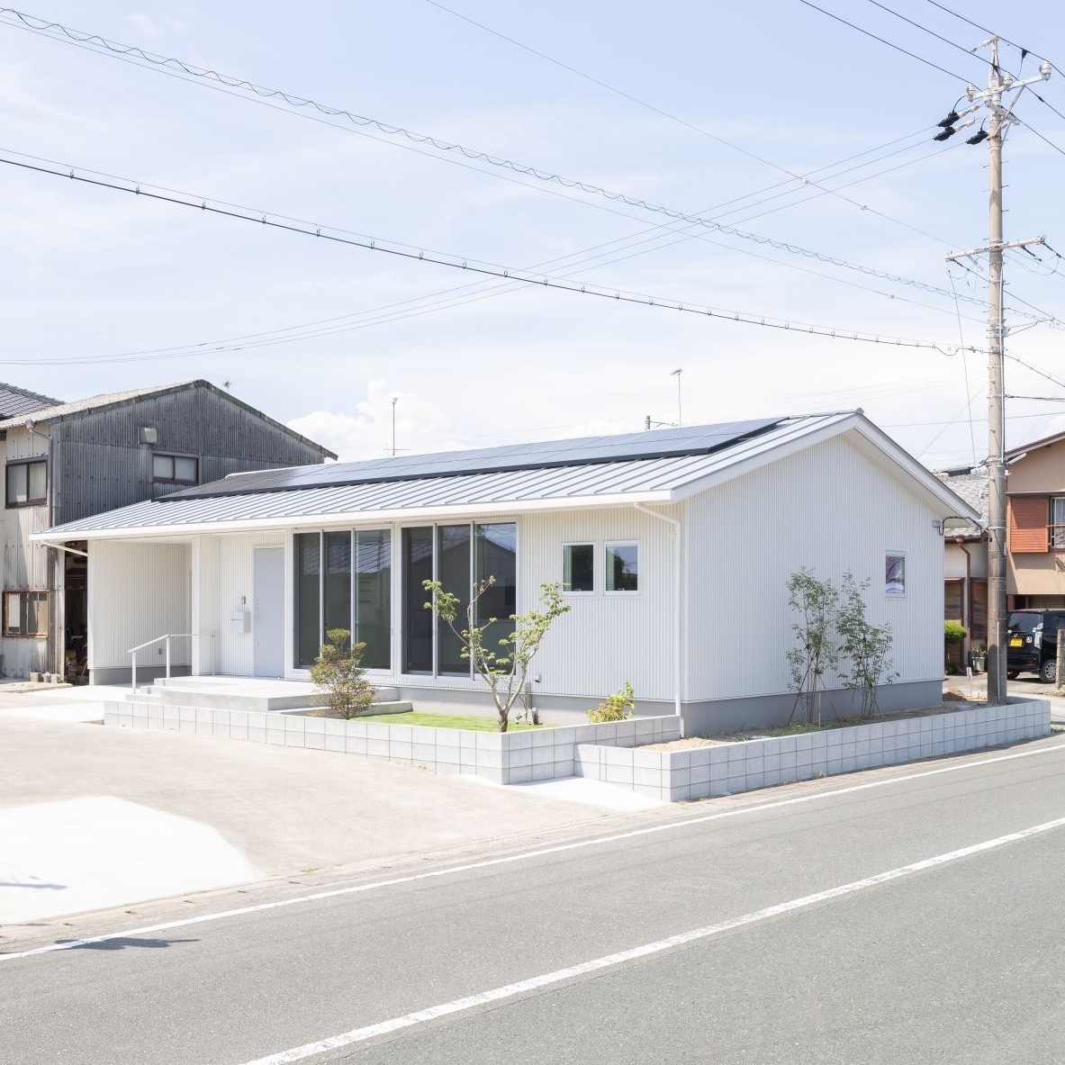 青空に映える34坪の住み良い平屋建て