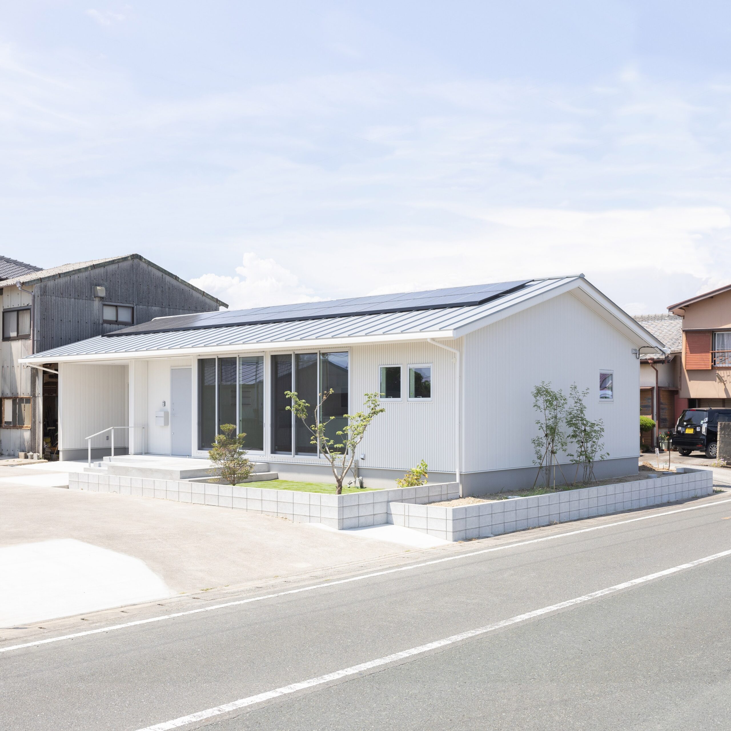 青空に映える34坪の住み良い平屋建て